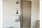 建物の下に玄関があるので車から雨に濡れることなく出入りできます