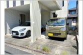 駐車場は2台分、並列で駐車できます。