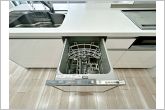 食器洗浄乾燥機は時間のかかる食器洗いを楽にしてくれる上に水道代も安くなるスグレモノ