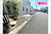 駐車場は2台分を確保、しっかり舗装もされているので、ベビーカーや自転車でも快適に通行できます。