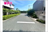 前面道路：東側約6.3ｍ幅、南側約16ｍ幅、北側約6ｍ幅。角地の為、陽当たり良好です。