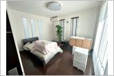 【洋室7.9帖】3面採光で、晴れの日の日中はいつも明るい室内に。窓を開放すれば気持ちの良い風が入ります。
