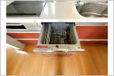 食器洗浄乾燥機は時間のかかる食器洗いを楽にしてくれる上に水道代も安くなるスグレモノ