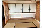 【畳コーナー】リビングに隣接したホッと落ち着く畳コーナー。キッズスペースや書斎としても使えて何かと便利な居室です。