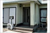 雨の日の出入りも濡れにくい玄関ポーチ