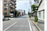 前面道路は広く、車のすれ違いもラクラク！