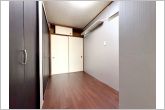 お子様の一人部屋に最適な居室です。収納付きで自然とお片付けできる環境に！