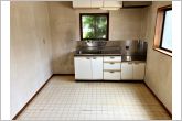 【1階DK】居間から独立しているため食事スペースと寛ぐスペースを分けることができます