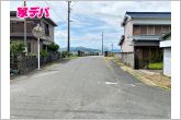 西側前面道路：約7.8ｍ幅の道路に面しており、通行や駐車の際に余裕がある広さです。運転が苦手な方でもラクラク！