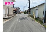 南側前面道路：静かな住宅街で、車の出入りもスムーズです。