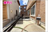 ウッドデッキにつながっているリビングは明るい日差しが入ってきます。