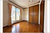 【洋室5.5帖】お子様の一人部屋に最適な居室です。クローゼット付きで自然とお片付けできる環境に！
