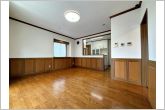落ち着いた色合いのLDKです。家具やインテリアの選択肢が広がりそうです。ご家族が自然と集って思い出がたくさん生まれる空間になります。