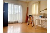 【洋室6帖】２面採光で、晴れの日の日中はいつも明るい室内に。窓を開放すれば気持ちの良い風が入ります。