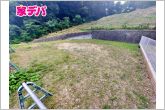 バス停まで徒歩約7分、落ち着いた住宅街に立地
