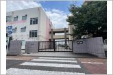 桜小学校（320m）桜小学校の正門の全景です