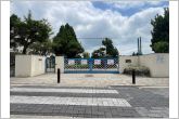 桜田中学校（180m）桜田中学校の正門の全景です