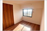 【洋室約5.2帖】全居室にしっかりとした大きさのクローゼットを完備し、収納スペースも十分です。