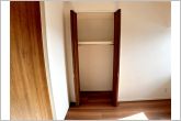 【クローゼット】壁面クローゼットがあればタンスを置く必要がなく、出っ張りのないスッキリ空間を維持できます。
