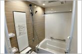 【浴室】防水性や保温性に優れたシステムバスルーム！洗い場と脱衣所の段差が少なくバリアフリー