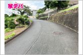 前面道路は車通りが少なく、駐車が苦手な方でも安心の道路幅です