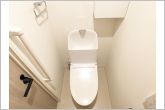 【トイレ】換気扇があるため窓が無くても嫌な臭いもこもりません。また日焼けからトイレを守ります。