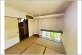 【1階和室約6帖】玄関から出入りできるので、客間や友人の宿泊部屋として活用可能。