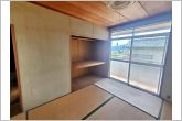 【押入】和室には押入があり、座布団やお布団などの奥行のある物の収納などに大活躍！