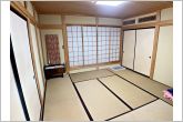 【2階和室8帖】押入があり、座布団やお布団などの奥行のある物の収納などに大活躍