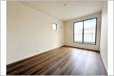【施工例】２面採光で、晴れの日の日中はいつも明るい室内に。窓を開放すれば気持ちの良い風が入ります。