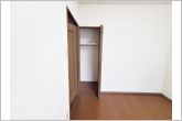 【洋室5.7帖】全居室に収納が完備されています。お部屋の衣類がスッキリ収納できます。
