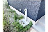 玄関横には立水栓が設置されています！お庭の水撒き、洗車、お掃除、お子様の水遊びなど便利です！