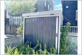 庭には物置があり、ガーデニング用品、洗車用品、アウトドア用品、子供の外遊びのおもちゃ、防災用品など、屋外で使用するものを収納することができます。