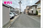 前面約6ｍ幅の道路に面しており、通行や駐車の際に余裕がある広さです。運転が苦手な方でもラクラク！
