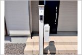 ポストやインターホン等一体型のシンプルな門柱が標準設備！