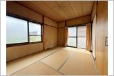 ダイニング続きの和室です。南側で日当たり風通し良好。居間としてご活用いただけます