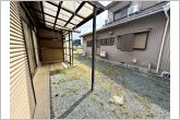 庭にはテラスがあり、洗濯物が雨に濡れる心配が少ないです。