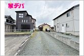 駐車スペースは3台以上！間口もゆとりがあり、車の移動も不便がありません。