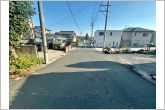 前面道路：西側約6.2ｍ幅。前面約6.2ｍ幅の道路に面しており、通行や駐車の際に余裕がある広さです。運転が苦手な方でもラクラク！