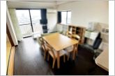 【LDK】大きな窓から柔らかな光が降り注ぎ、明るさが室内の奥まで行き渡ります。