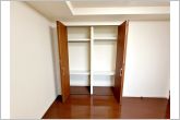 【クローゼット】壁面クローゼットがあればタンスを置く必要がなく、出っ張りのないスッキリ空間を維持できます。