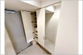 【シューズボックス】住まいの第一印象を決める玄関スペースは優しい印象。姿見があるので、外出時に便利です！