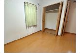 【洋室】お子様の一人部屋に最適な居室です。クローゼット付きで自然とお片付けできる環境に！