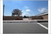 高取小学校（70m）高取小学校の正門の全景です。