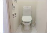 【施工例】多機能な温水洗浄便座付きでお掃除がしやすい、清潔なトイレです