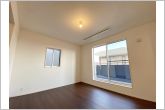 【施工例】主寝室です。二面採光で明るく、風通しも良好です。ご夫婦のくつろぎの場所として最適です！
