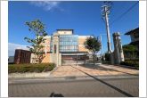高浜小学校（280m）高浜小学校の正門の全景です。