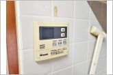 給湯機は浴室と台所にリモコンがあり、どちらからでも操作可能。呼出機能もついて便利