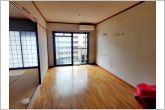 大きな窓から柔らかな光が降り注ぎ、明るさが室内の奥まで行き渡ります。