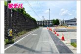 前面約6ｍ幅の道路に面しており、通行や駐車の際に余裕がある広さです。運転が苦手な方でもラクラク！